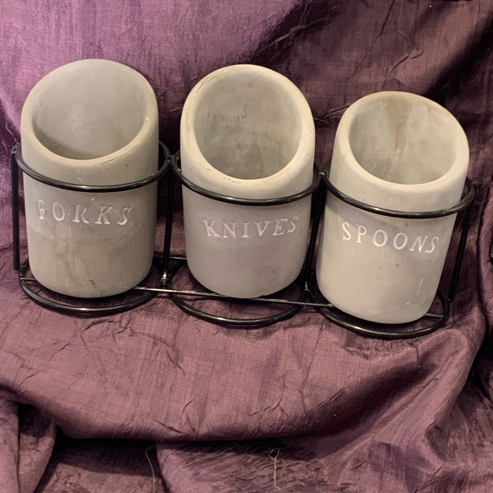 Utensils holder